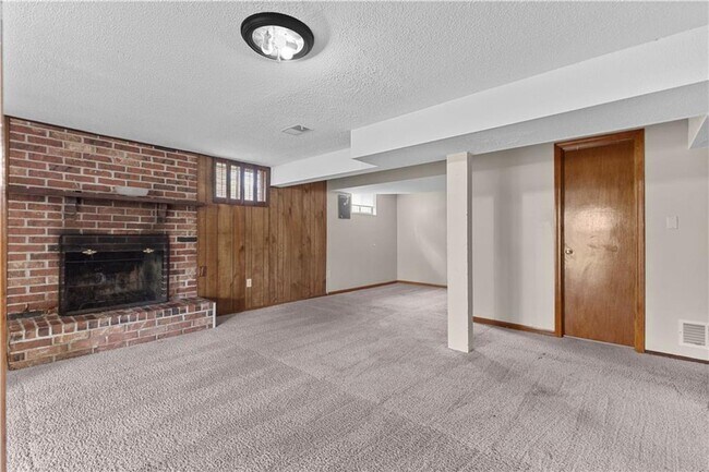 Building Photo - Bright & Spacious 3-Bed Home with Finished...
