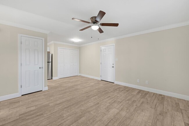 Building Photo - Crown Moulding********* Renovated 3 Bedroom 2 Bath********* Granite Countertops