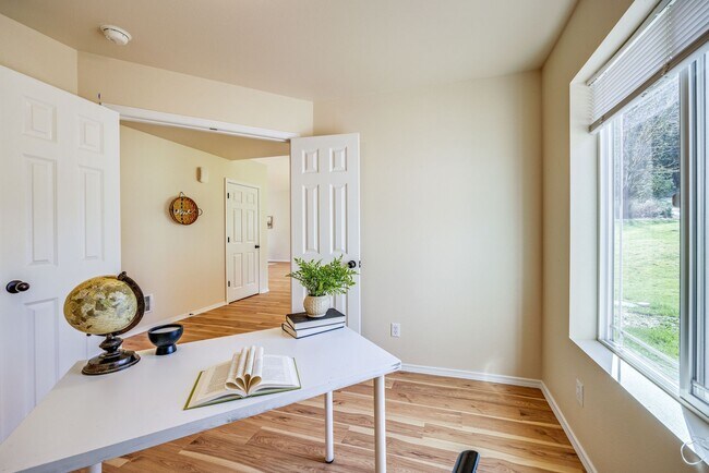 Building Photo - 3 Bedroom Rambler in Quiet Port Orchard Lo...