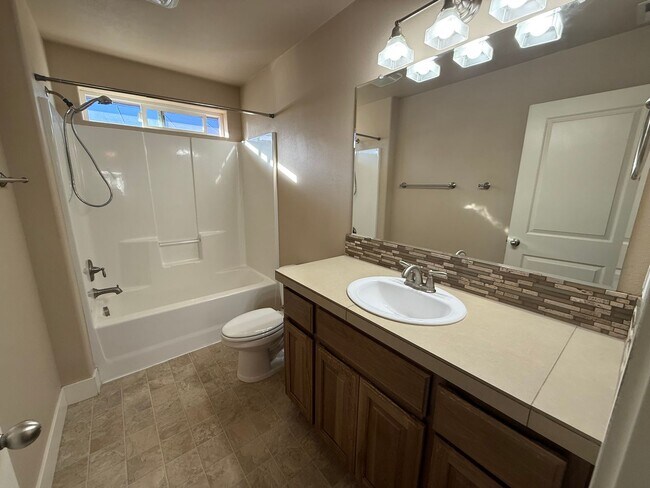 Building Photo - 4 Bed/2.5 Bath Single Family Home in SE Bend