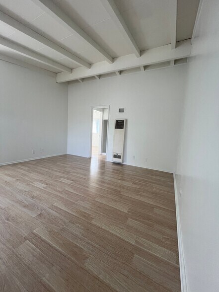 Building Photo - 1102 W Broadway