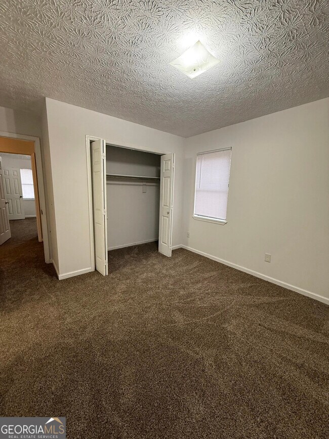 Building Photo - 175 W Paces Dr