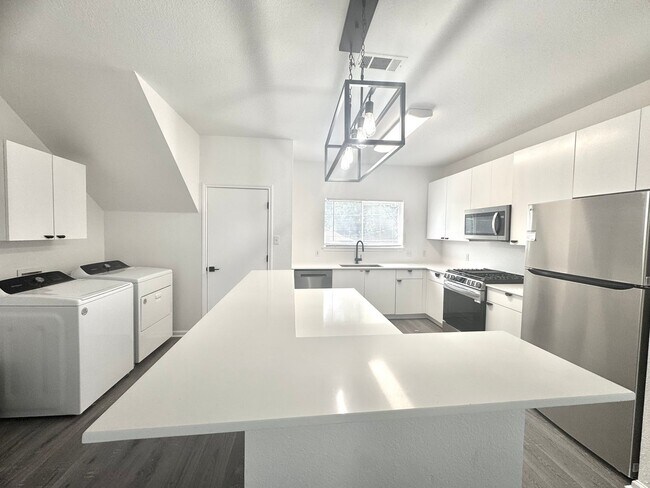 Building Photo - Remodeled 6 Bedroom in North Campus off Sp...