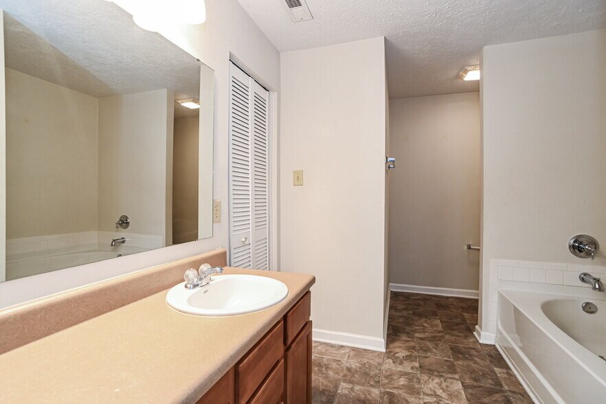 Building Photo - 14202 Luscombe Farm Rd