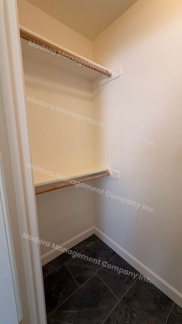 Building Photo - 4 Bed/ 2 Bath Available Now!