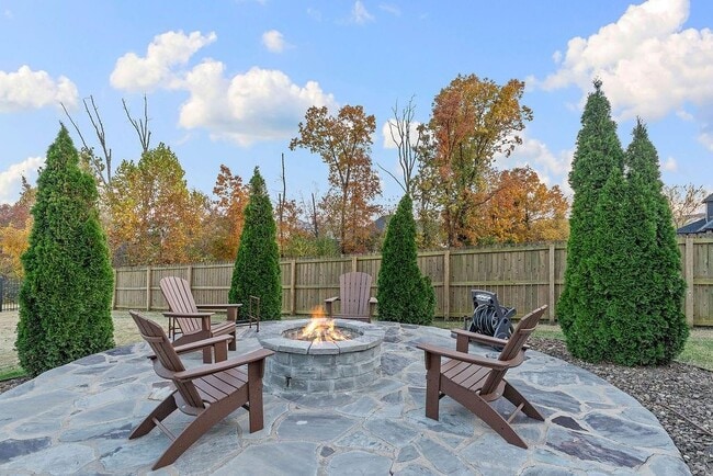 Building Photo - 504 NE Green Creek Rd