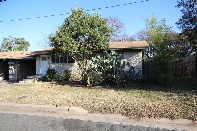 Building Photo - 907 Possum Trot St