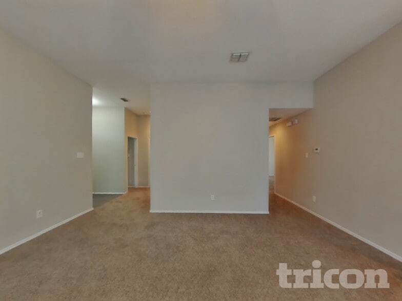 Building Photo - 1915 Pin Oak Ln