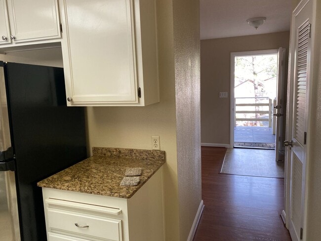 Building Photo - Adorable 3/2 on corner lot In Lake of the Pines