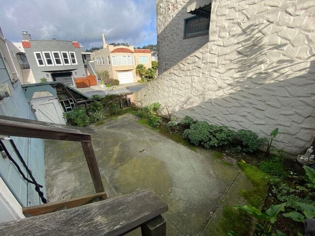 Building Photo - Epic REA - Spacious Light-filled Corner House 4BD/ 2BA