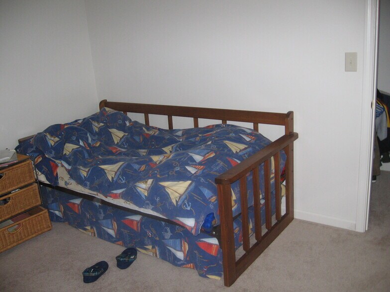 Building Photo - 3905 Chenango Pl