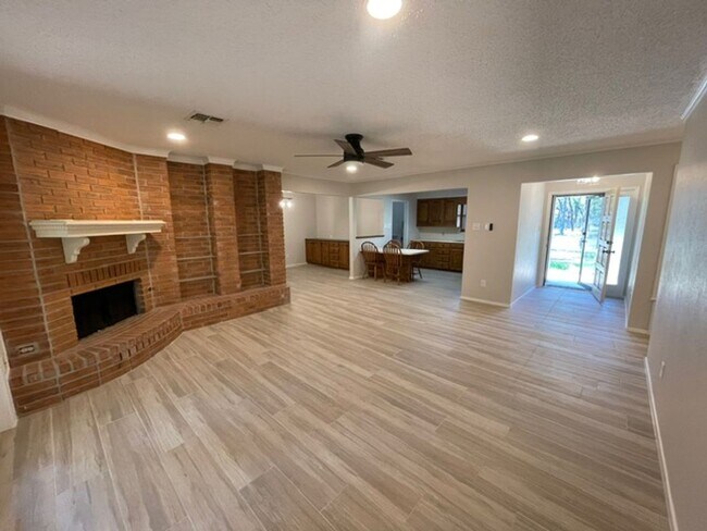 Building Photo - Quiet Community Living in Elm Mott