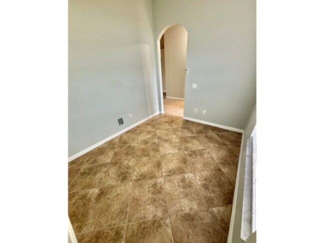 Building Photo - Move-In Ready! 4 Bedroom 2.5 Bath- Cape Coral Home!