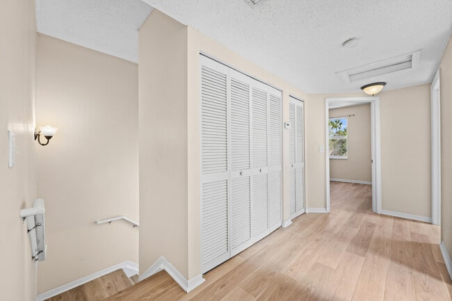Building Photo - 10565 NW 57th Ct