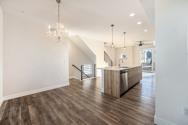 Building Photo - Beautiful Townhome Available in Lakewood!