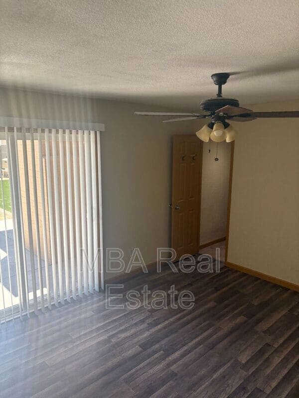 Building Photo - 4027 E Windrose Dr
