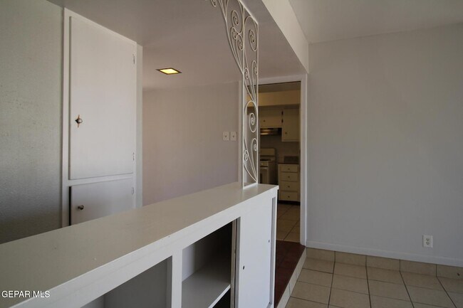 Building Photo - 317 Thunderbird Dr