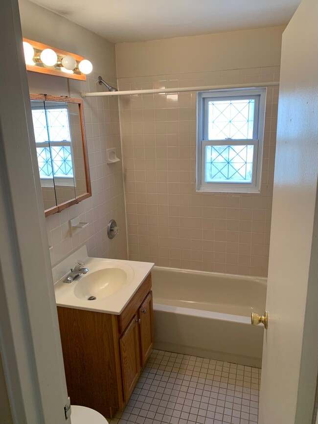 bath shower and tub - 50 Elm St