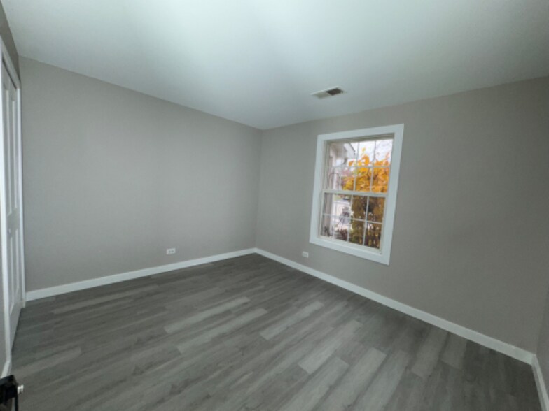 Building Photo - 323 Sheffield Ct