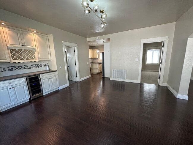 Building Photo - Beautifully Renovated 5 Bedroom Midtown Home