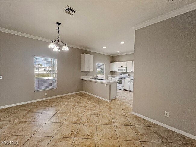 Building Photo - 906 Alfreda Ave