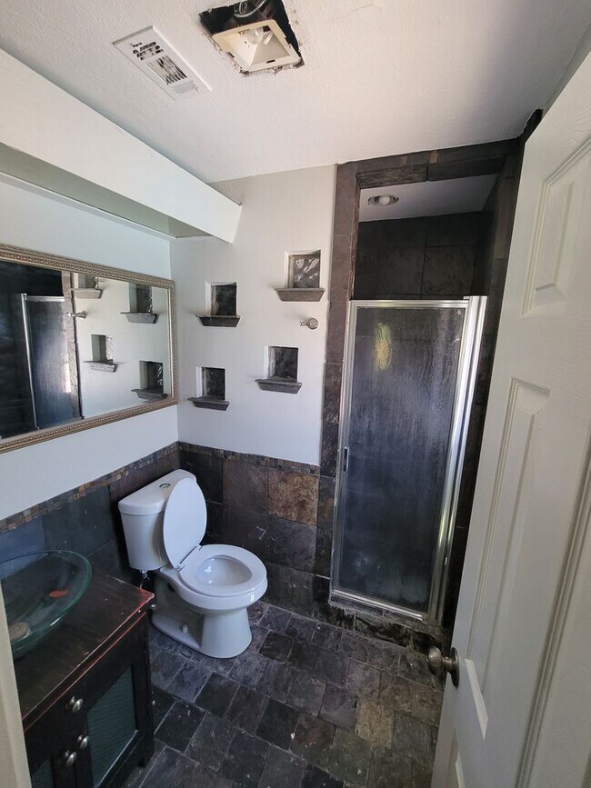 Building Photo - Modern living in Mesquite