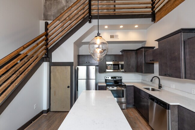 Building Photo - 1533 Elm St