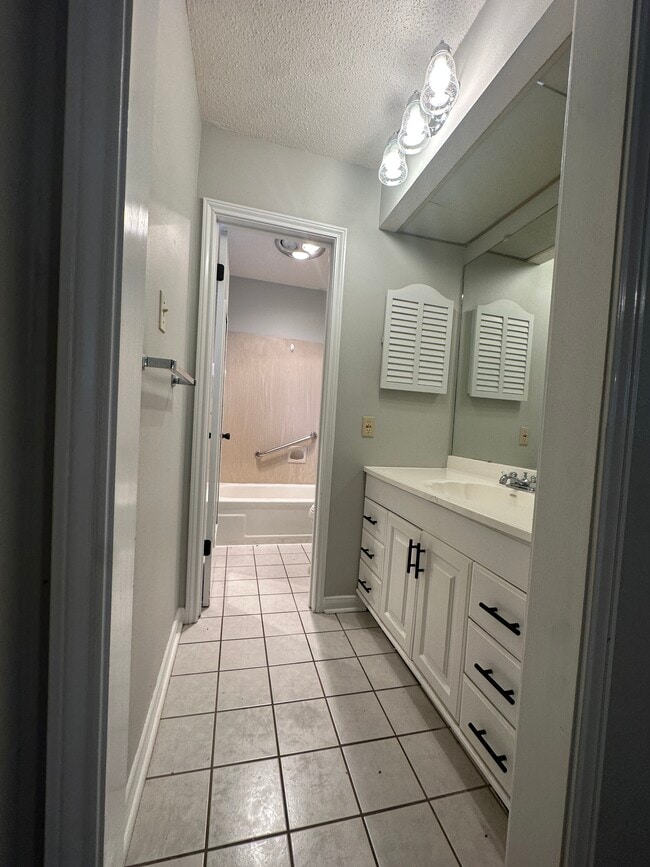 Building Photo - 3250 E Lafourche Ct