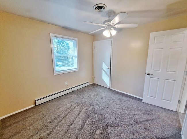 Building Photo - 3 Bed / 1-1/2 Bath Single Family Home