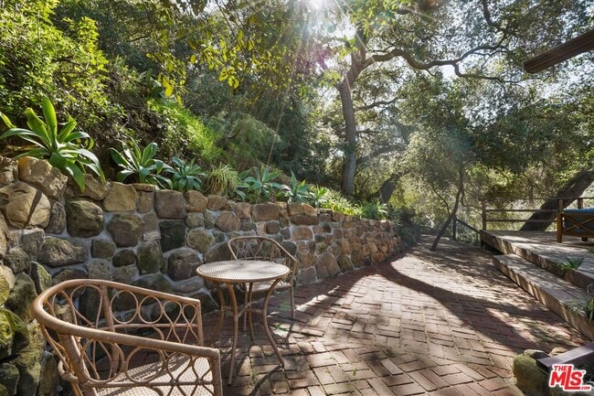 Building Photo - 764 Old Topanga Canyon Rd