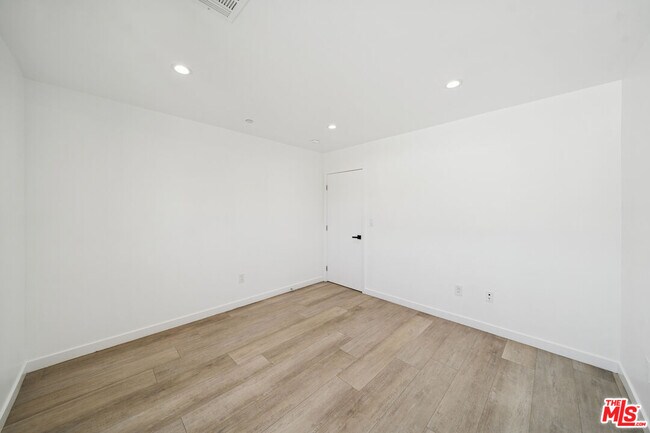 Building Photo - 837 N Harvard Blvd