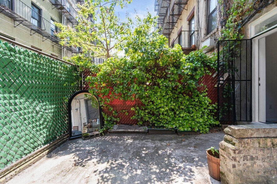 Building Photo - 215 E 88th St