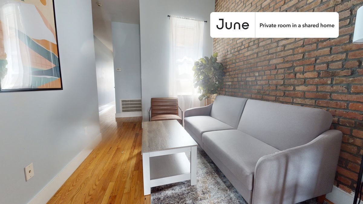 Building Photo - Private bedroom in 3 bed/1 bath Home