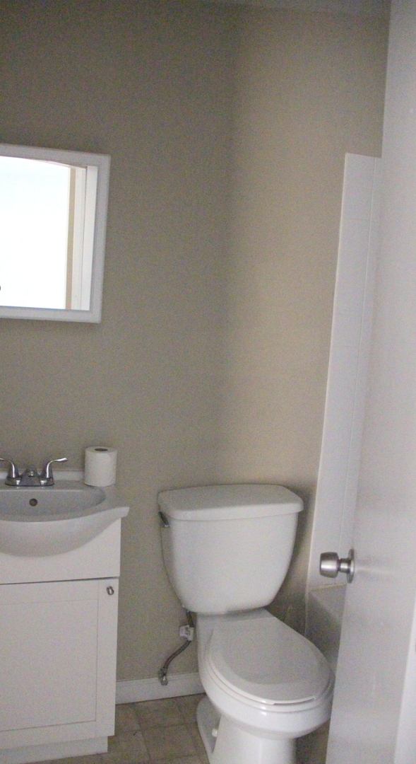Building Photo - 2 Bedroom / 2 Bath Apartment with w/d hook...