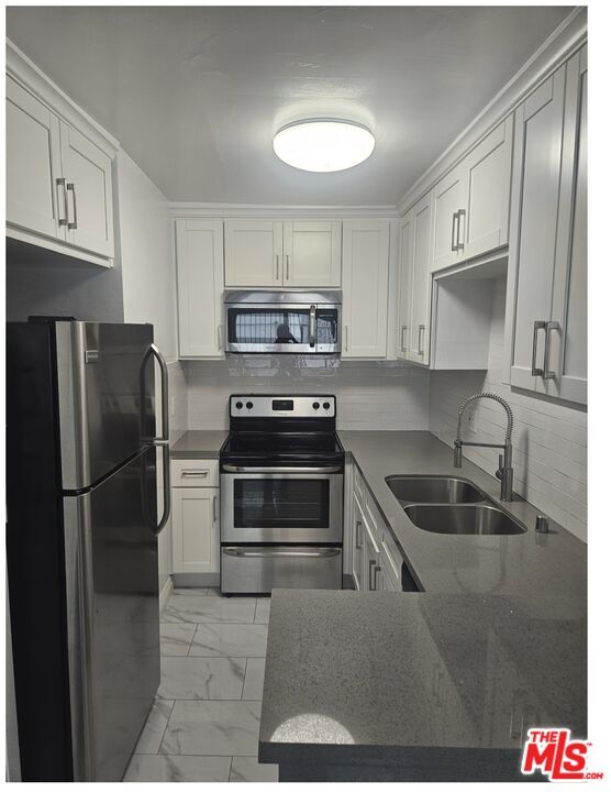Primary Photo - 2106 S Bentley Ave