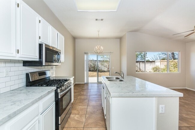 Building Photo - Lovely, Pristine Single-Story in South Tem...