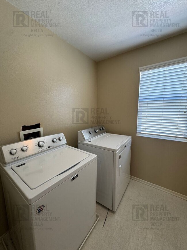 Building Photo - Ideal Layout! 4 Bedroom Home with Main Floor Bed/Bath & Open Loft