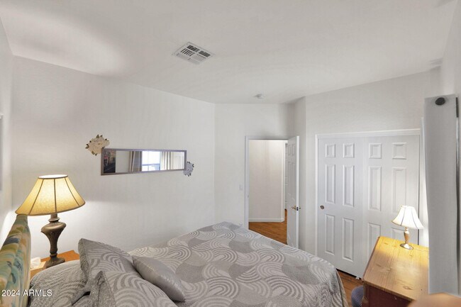 Building Photo - 868 E Savannah Dr