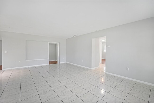 Building Photo - Beautifully Updated Clearwater Home with M...