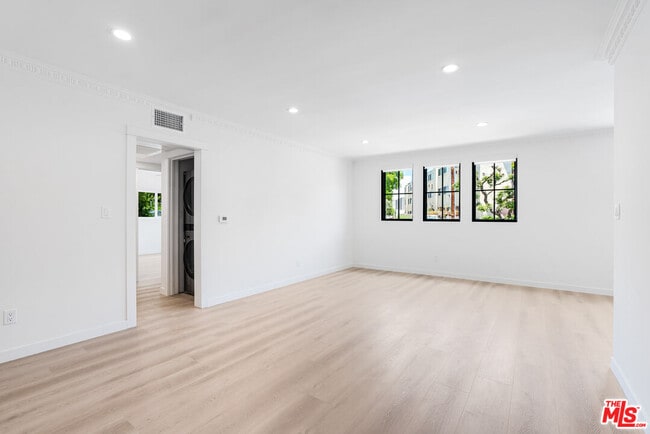 Building Photo - 527 S Barrington Ave