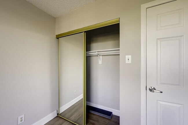 Building Photo - Two-level 2BR/2BA Condo with Balcony and Garage Parking