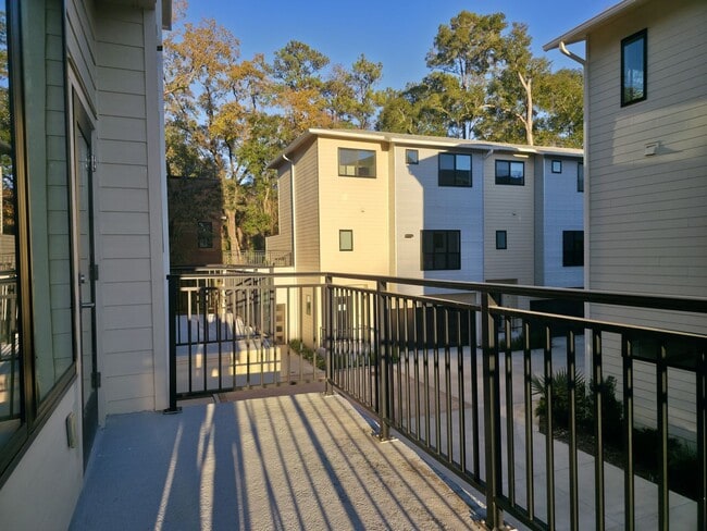 Building Photo - FOR RENT 3 bed, 3.5 bath, 3 level brand new condo