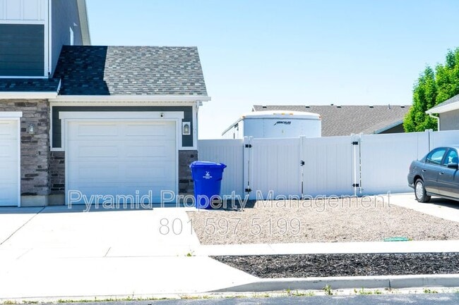 Building Photo - 3536 Bayview Dr