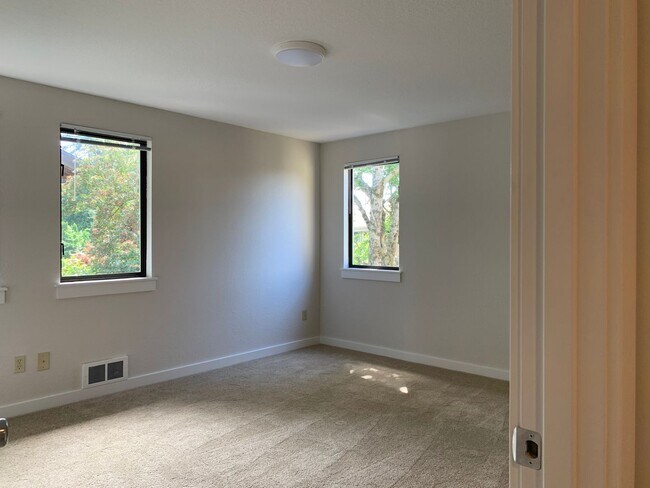 Building Photo - 3109 NE 11th Pl