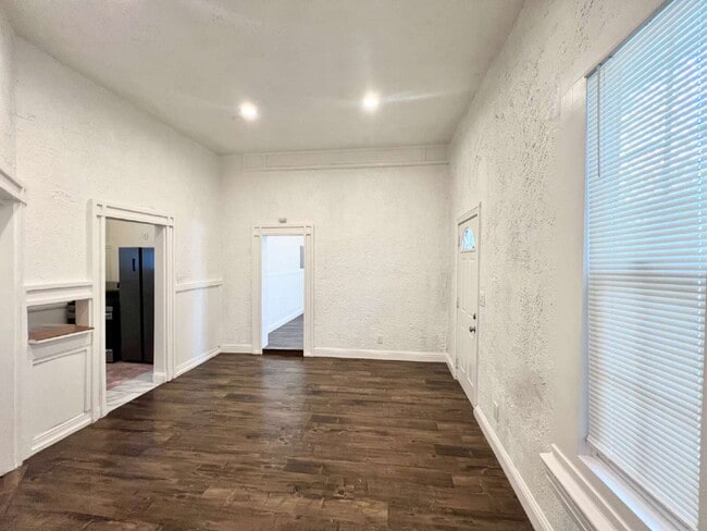 Building Photo - Bottom Unit with Tall Ceilings W/ Backyard