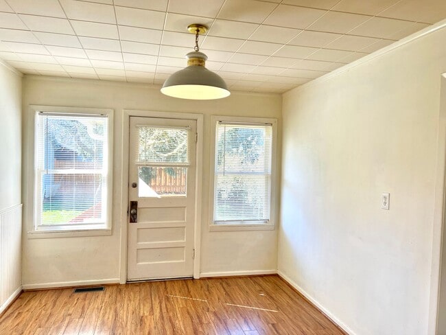 Building Photo - Portsmouth Neighborhood 3 story Home with Laminate H/W Floors, Fenced Backyard