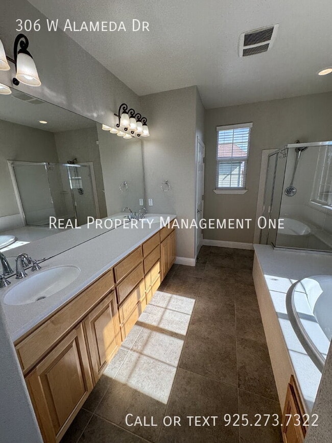 Building Photo - 306 W Alameda Dr