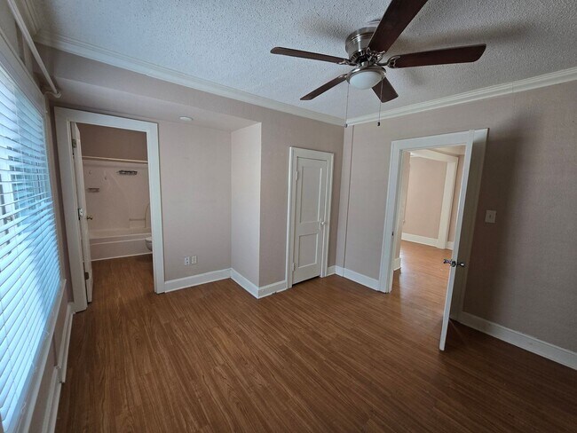 Building Photo - large three bedroom house with extra livin...