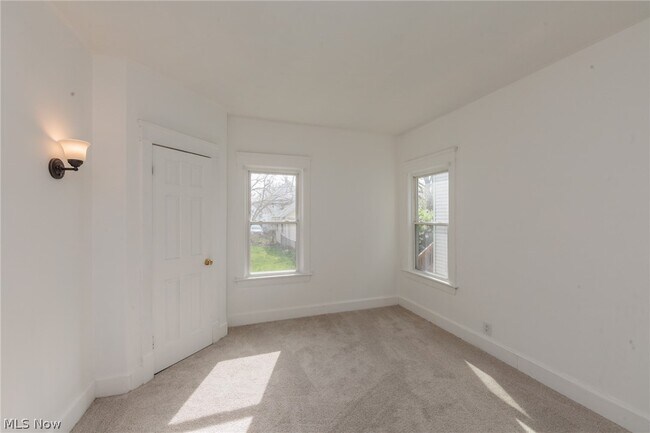 Building Photo - 1519 Ridgewood Ave