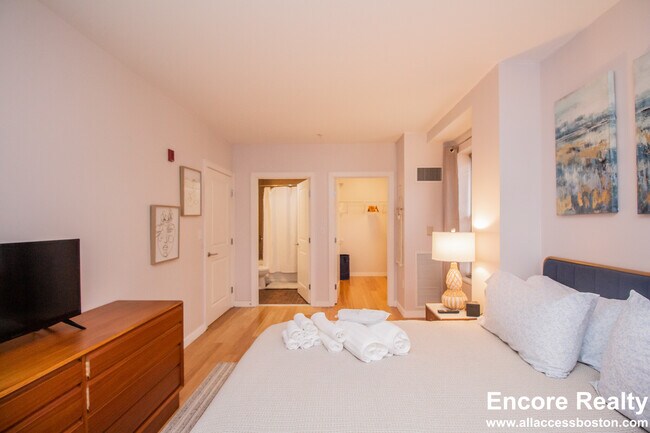 Building Photo - 16 Miner St